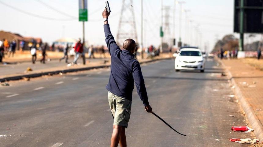 G&uuml;ney Afrika'daki olaylarda yağmanın maliyeti 1 milyar dolara ulaştı