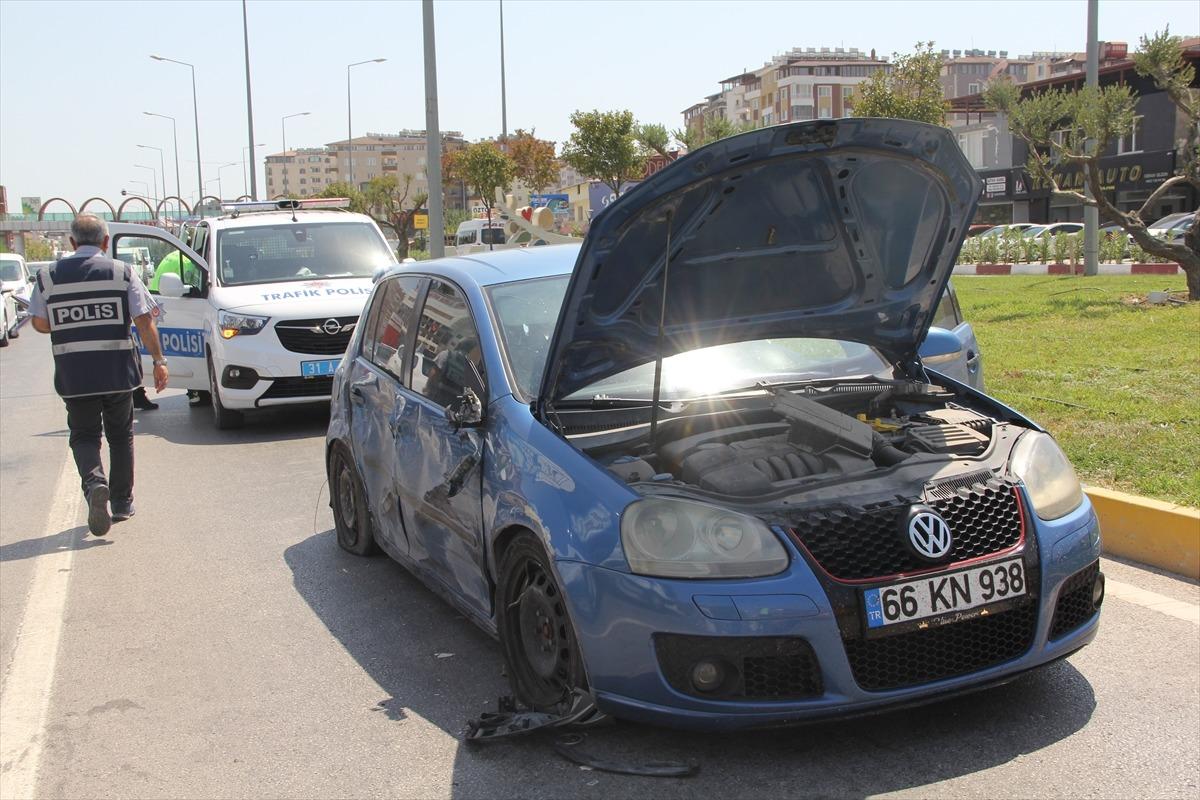 Hatay'da 7 aracın karıştığı trafik kazasında 3 kişi yaralandı