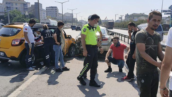 Kocaeli'de taksi emniyet şeridinde park halindeki otomobile çarptı: 4 yaralı G1