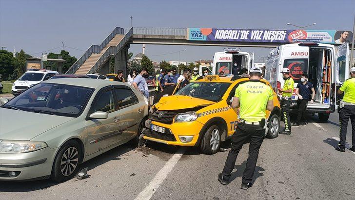 Kocaeli'de taksi emniyet şeridinde park halindeki otomobile çarptı: 4 yaralı G2
