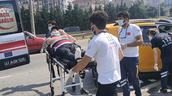 Kocaeli'de taksi emniyet şeridinde park halindeki otomobile çarptı: 4 yaralı G3