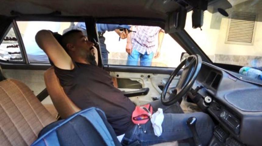 Otomobilde uyurken yakalandı! "Ne yapıyorsun" sorusuna "Uyumuşum" cevabını verdi