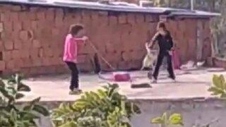 Sosyal medyayı ayağa kaldıran olay! Kediyi iple çatıdan sarkıtıp süpürgeyle dövdüler