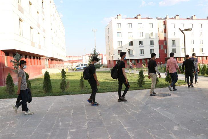 GÜNCELLEME - Niğde'de yurda yasa dışı yollarla giren 85 yabancı uyruklu yakalandı G4