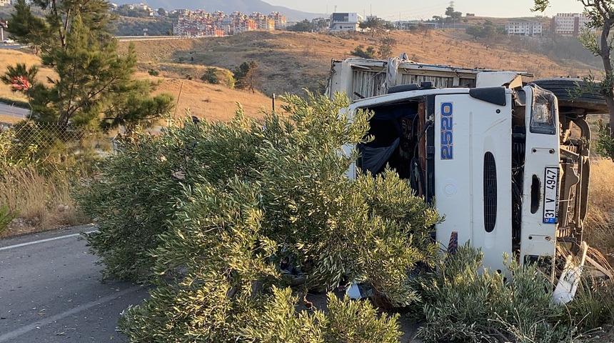 İskenderun’da kamyonun freni boşaldı, faciadan dönüldü