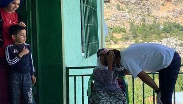 Bakan Koca paylaştı! Aşısını yapan sağlık personelini alnından öptü