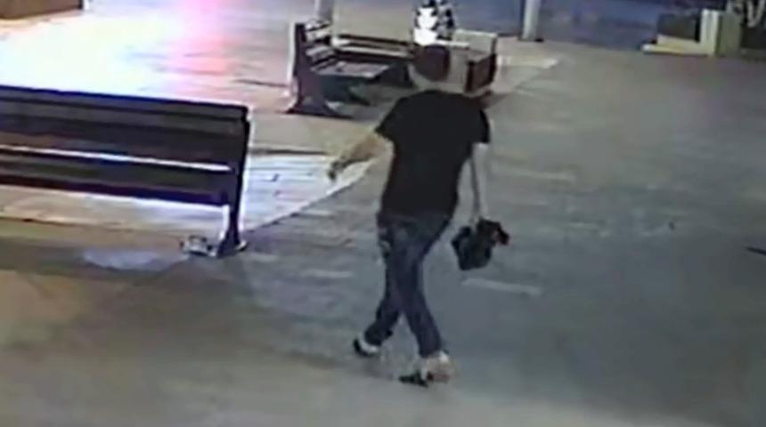 Önce keşif yaptı, sonra bankın üzerine bırakılan çantayı alıp gitti