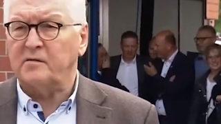 Almanya'da sel bölgesini ziyaretinde gülen başbakan adayına tepki