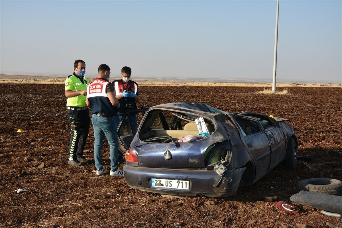 Şanlıurfa'da otomobil şarampole devrildi: 2 &ouml;l&uuml;, 3 yaralı