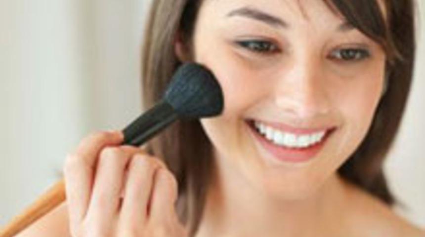 Yaşlı G&ouml;steren Makyaj Hataları