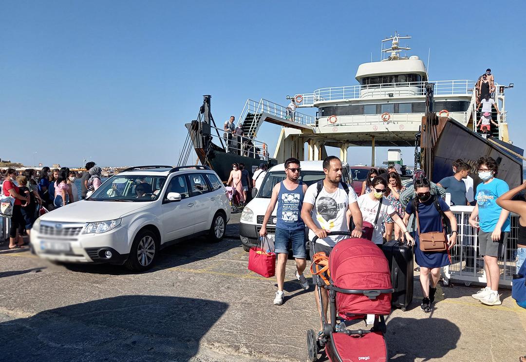 Tatilciler akın etti! Bozcaada'da adım atacak yer kalmadı