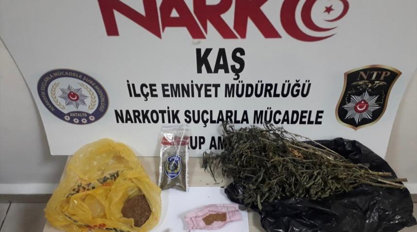 Antalya'da uyuşturucu madde ticareti yaptığı iddia edilen iki zanlı tutuklandı