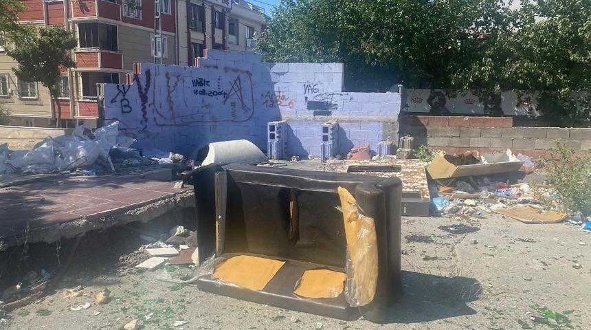 Ataşehir'deki mahalle korku alanına d&ouml;nd&uuml;! Kapının &ouml;n&uuml;ne hatta balkona bile &ccedil;ıkamıyorlar