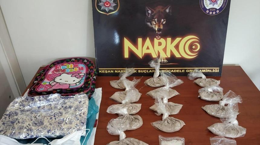 Edirne'de arama yapılmak üzere gidilen evin penceresinden atılan çantadan uyuşturucu çıktı