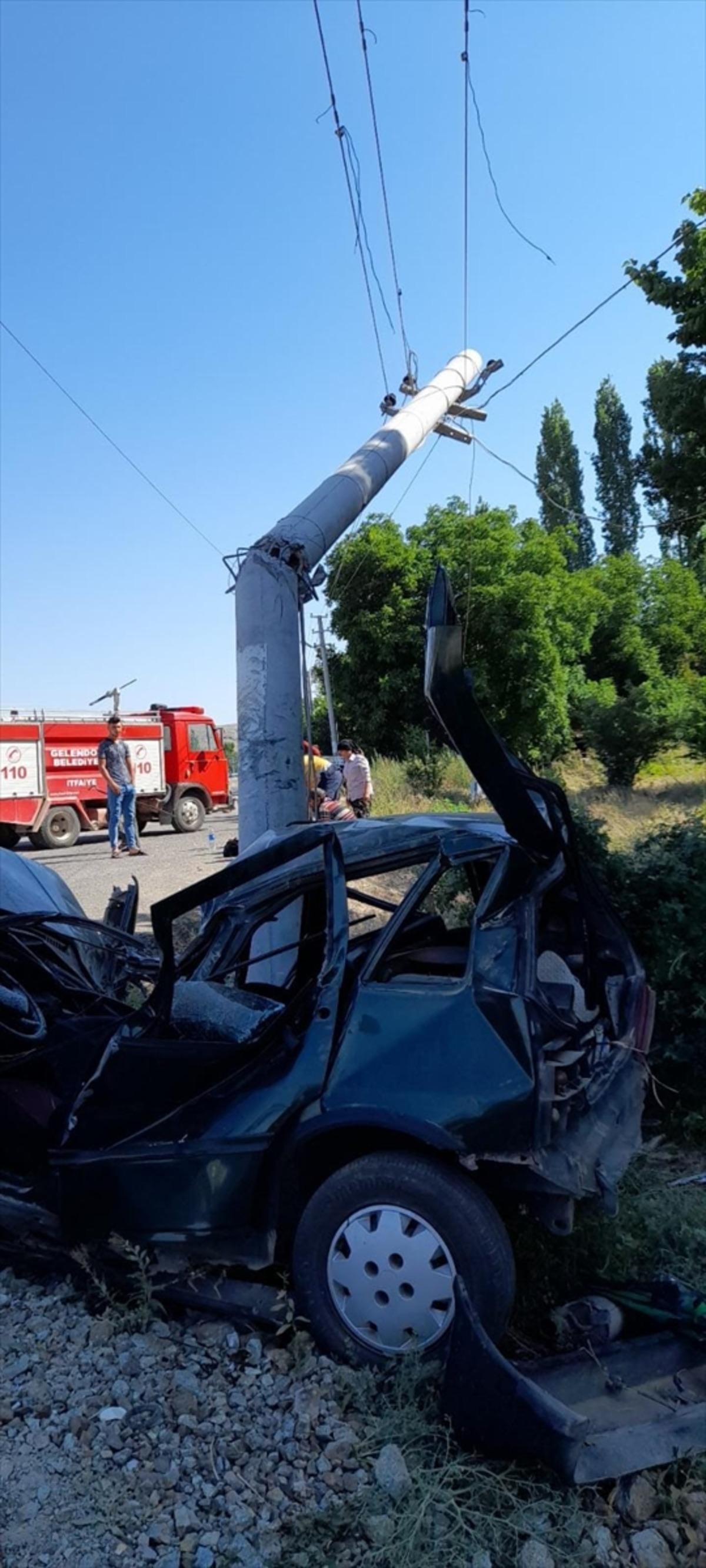 Isparta'da otomobil durağa  &ccedil;arptı: 2'si ağır 5 yaralı