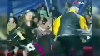Rusya’da sirkte gösteri yapan ayı eğitmenine saldırdı