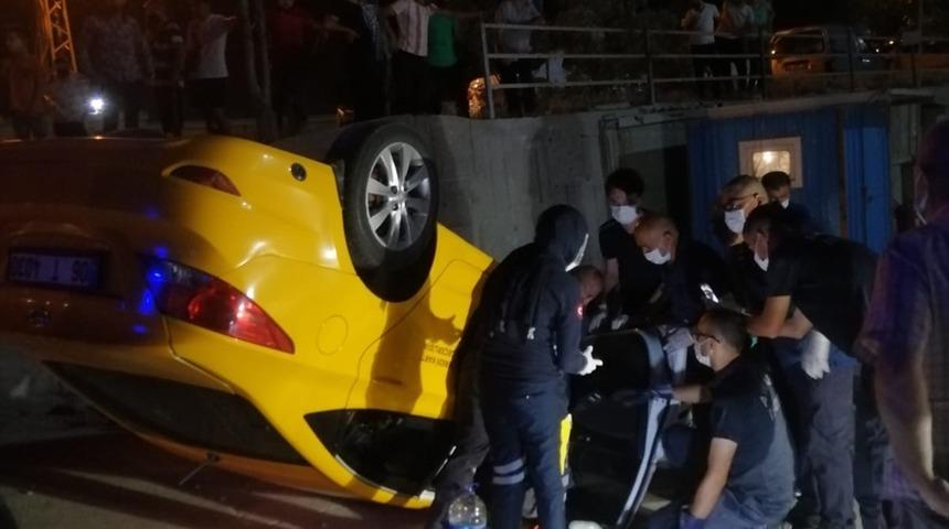 Takla atan taksinin şoförünü polis ve sağlık ekipleri kurtardı