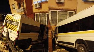 İzmir'de minibüs apartmana çarptı
