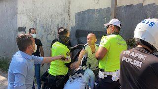 Beşiktaş’ta hareketli anlar! Polisin silahını almaya çalıştı