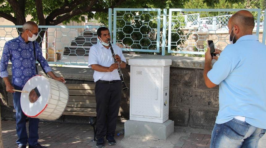 Karısının aldattığını öğrendi, boşanınca davul zurna ile kutladı