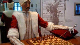 18. yüzyılda herkesi dize getiren ilk satranç otomatının adı Türk’tü! The Turk adıyla biliniyordu