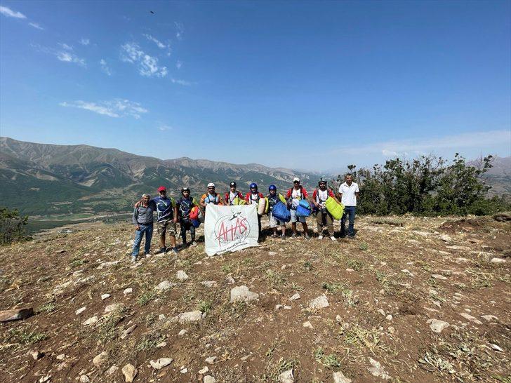 Adana Havacılık ve Adrenalin Sporları Kulübü Bingöl semalarını paraşütlerle renklendirdi G1