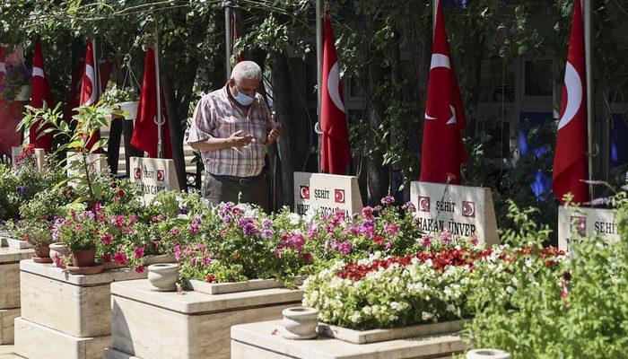 Başkentte şehit aileleri, yakınlarının kabrini ziyaret edip dualar okudu