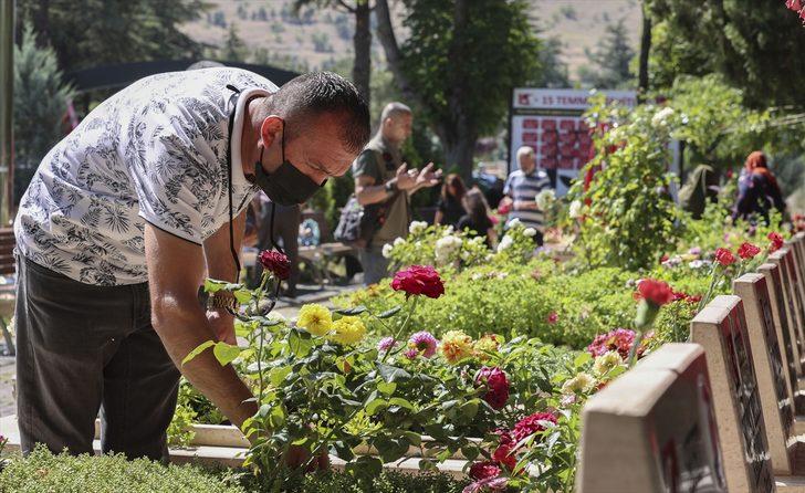 Başkentte şehit aileleri, yakınlarının kabrini ziyaret edip dualar okudu G2