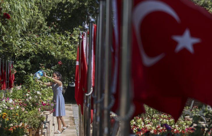 Başkentte şehit aileleri, yakınlarının kabrini ziyaret edip dualar okudu G4