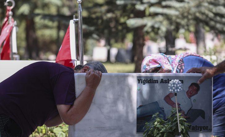 Başkentte şehit aileleri, yakınlarının kabrini ziyaret edip dualar okudu G5