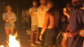 Bozcaada'da skandal parti! Şezlongları kırıp şemsiye yaktılar