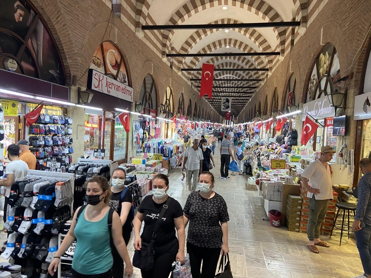 Trakya'nın caddelerinde arife nedeniyle alışveriş yoğunluğu yaşanıyor
