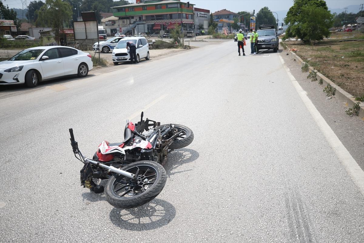 D&uuml;zce'de ciple &ccedil;arpışan motosikletin s&uuml;r&uuml;c&uuml;s&uuml; ağır yaralandı