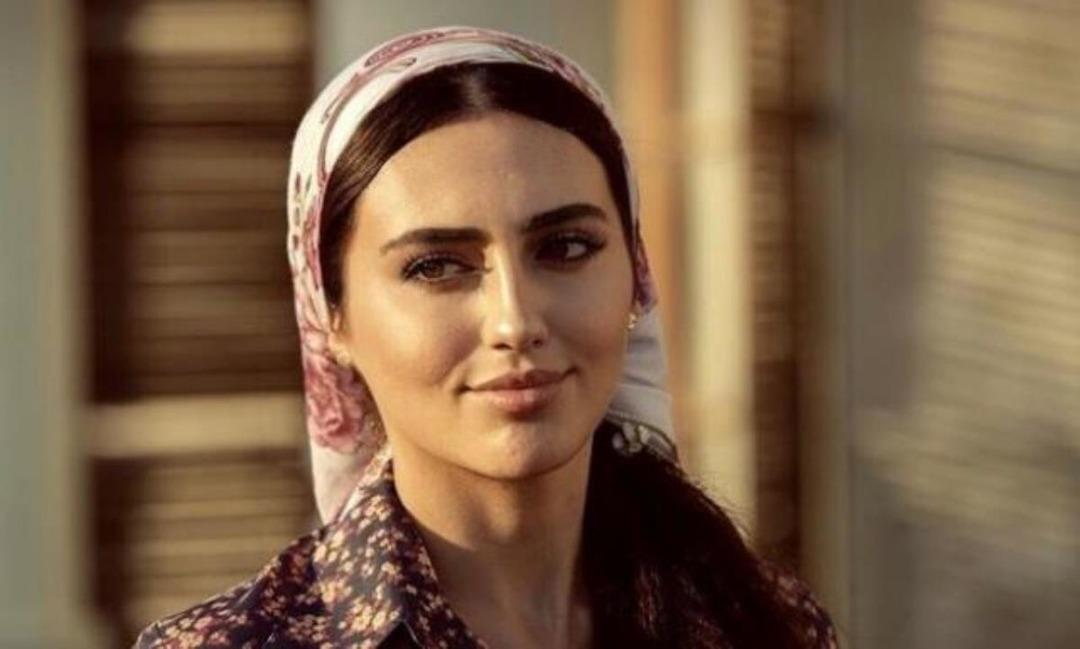 Bir Zamanlar &Ccedil;ukurova'nın G&uuml;lten'i Selin Gen&ccedil; sarı elbisesiyle yaktı ge&ccedil;ti