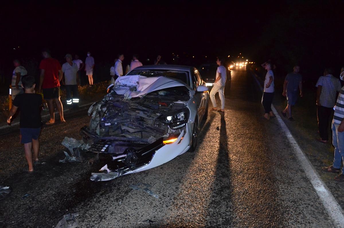 Manisa'da otomobil trakt&ouml;re &ccedil;arptı: 3 yaralı