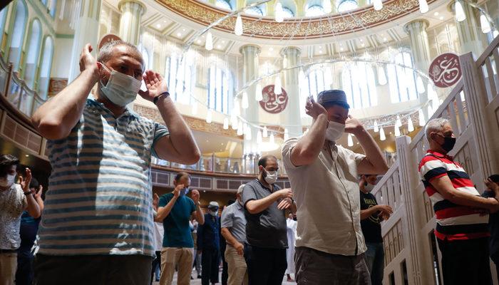 Taksim Camii'nde ilk bayram namazı