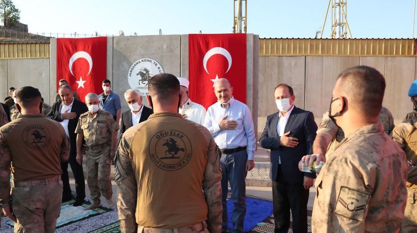 İçişleri Bakanı Soylu, Üs Bölgesi'ndeki askerlerle bayramlaştı