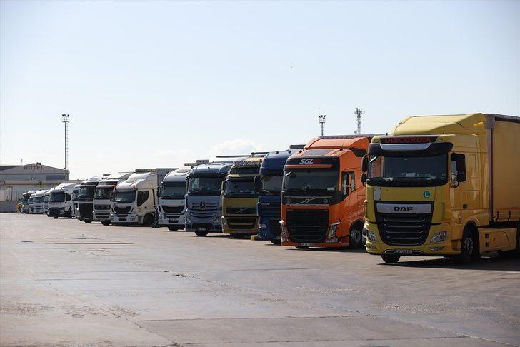 Bayrama direksiyon başında giren tır şoförleri aileleriyle telefonda bayramlaştı G1