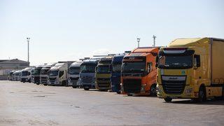 Bayrama direksiyon başında giren tır şoförleri aileleriyle telefonda bayramlaştı