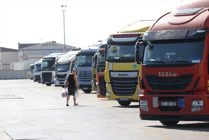 Bayrama direksiyon başında giren tır şoförleri aileleriyle telefonda bayramlaştı G5