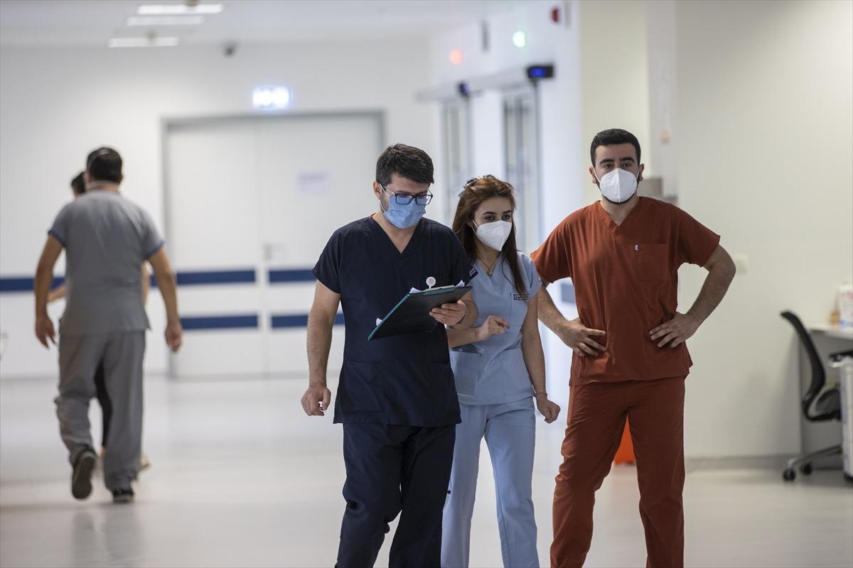 Kovid-19 n&ouml;betindeki sağlık &ccedil;alışanlarının buruk ama umutlu bayramı