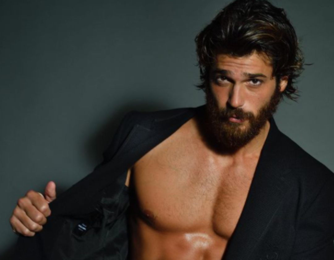 Can Yaman kendi parf&uuml;m markasını &ccedil;ıkardı! Gelirinin bir kısmıyla yardım yapacak