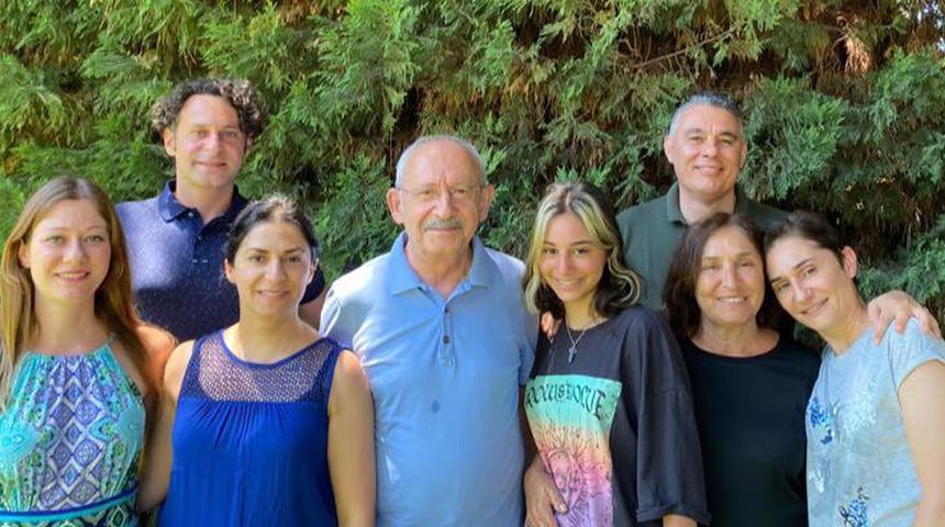 Kılıçdaroğlu ailesiyle fotoğrafını paylaşarak bayramı kutladı