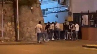 Saldırıya uğrayan gençleri askerler kurtardı