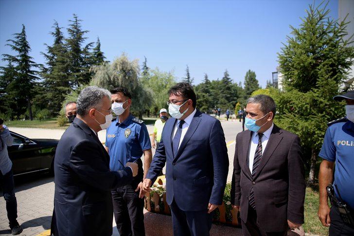 Eskişehir Valisi Erol Ayyıldız, Gara şehidi Mevlüt Kahveci'nin ailesini ziyaret etti G1