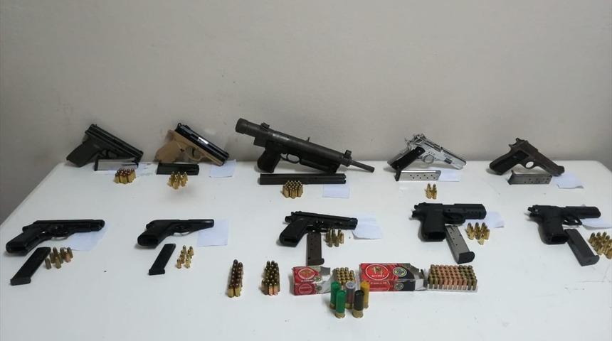 Edirne'de bir evde silah ve uyuşturucu ele geçirildi