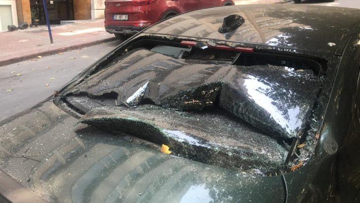 Tolga Sala'nın otomobilinin üstüne ağaç devrildi G4