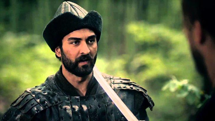 Tolga Sala'nın otomobilinin üstüne ağaç devrildi G5