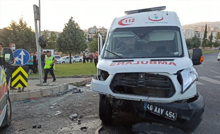 GÜNCELLEME - Kahramanmaraş'ta ambulansla otomobil çarpıştı: 1 ölü, 3 yaralı G2