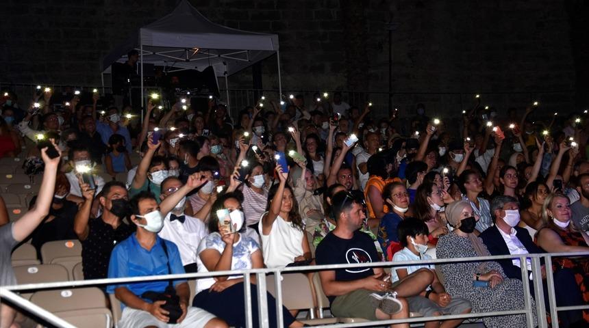 Şarkıcı Yeşim Salkım Bodrum'da konser verdi